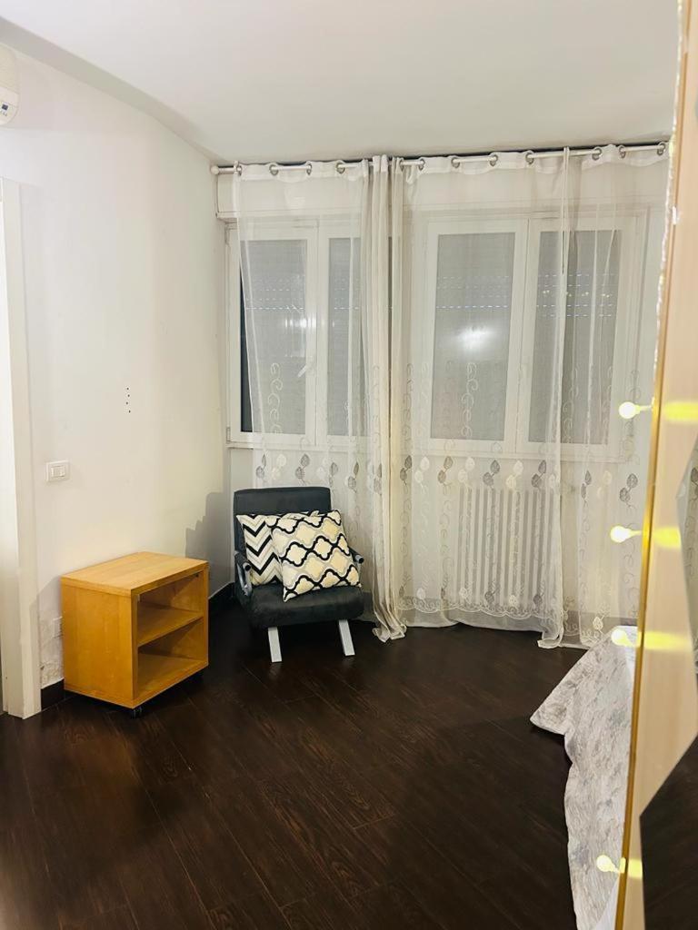 Easy Room Italy Prada Мілан Екстер'єр фото