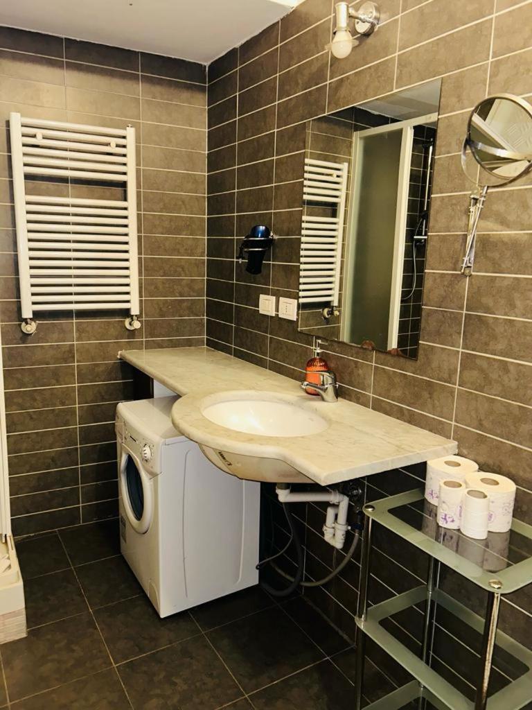 Easy Room Italy Prada Мілан Екстер'єр фото